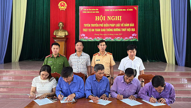 Các chủ phương tiện ký cam kết chấp hành các quy định của Luật Giao thông đường thủy nội địa