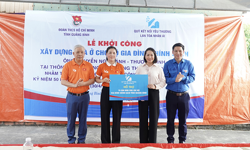 Đại diện Tỉnh đoàn Quảng Bình và Quỹ Kết nối yêu thương - Lan tỏa nhân ái trao biển tượng trưng hỗ trợ xây dựng 10 căn nhà tình nghĩa cho các hộ gia đình chính sách có hoàn cảnh khó khăn