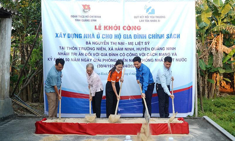 1.	Các đại biểu thực hiện nghi thức khởi công xây dựng nhà tình nghĩa cho bà Nguyễn Thị Nại tại xã Hàm Ninh, huyện Quảng Ninh.