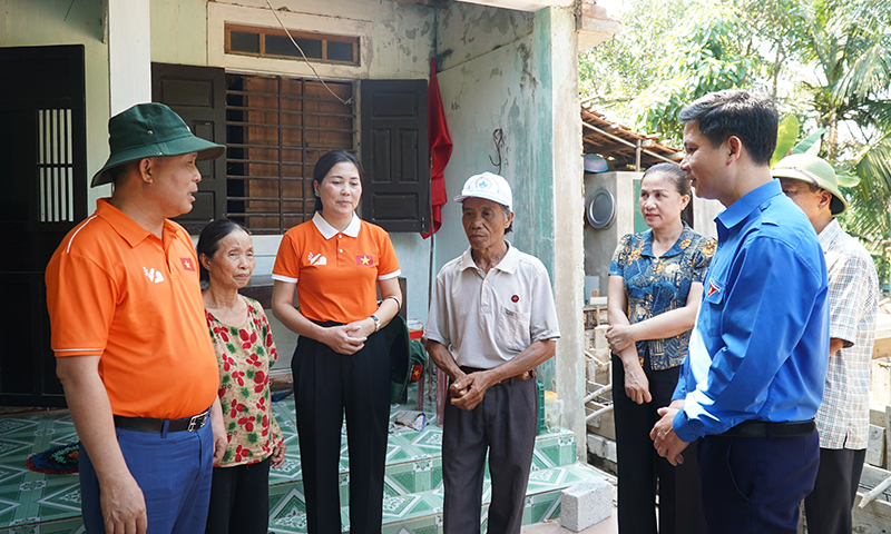 Lãnh đạo Tỉnh đoàn Quảng Bình và Quỹ Kết nối yêu thương thăm hỏi, động viên gia đình ông Nguyễn Viết Tuyên, xã Sen Thuỷ ( Lệ Thuỷ)