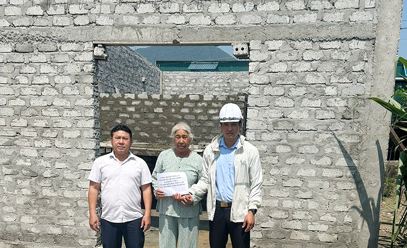 Trao hỗ trợ cho gia đình người có công xây nhà mới ở xã Quảng Đông (huyện Quảng Trạch). 