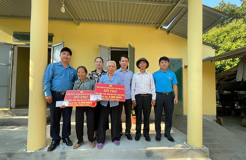 CĐCS Ban Quản lý Khu Kinh tế trao hỗ trợ cho các hộ nghèo, cận nghèo “Xoá nhà tạm, nhà dột nát”.