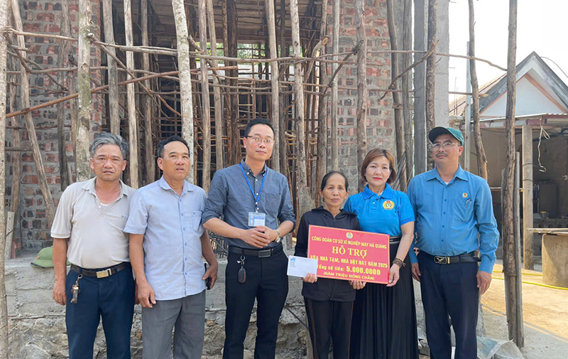 CĐCS Xí nghiệp may Hà Quảng trao hỗ trợ xây dựng nhà ở theo Chương trình “Xoá nhà tạm, nhà dột nát”.