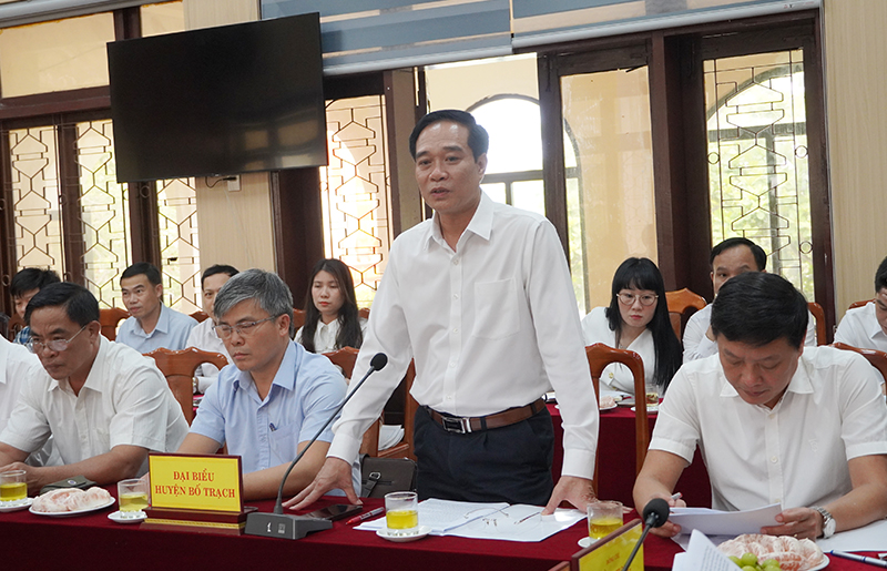 Đại diện lãnh đạo UBND huyện Bố Trạch báo cáo tình hình phát triển kinh tế-xã hội 4 tháng đầu năm 2025.