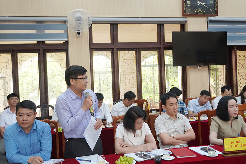 Đại diện lãnh đạo các phòng trực thuộc UBND huyện Bố Trạch phát biểu ý kiến tại buổi làm việc.