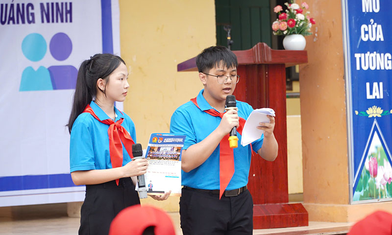 Thành viên Hội đồng Trẻ em tỉnh trình bày kết quả thu thập thông tin về phòng, chống bạo lực, xâm hại và tác hại của chất kích thích.