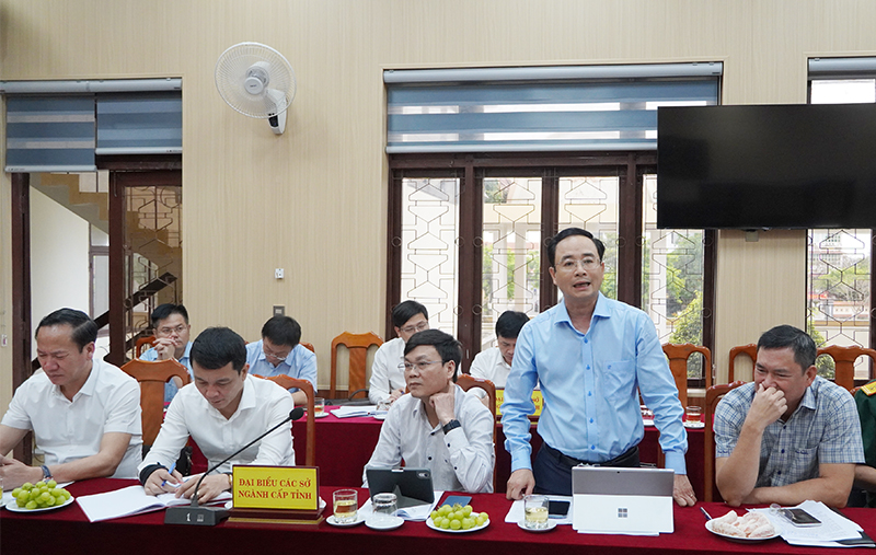 Đại diện lãnh đạo Sở Giáo dục và Đào tạo phát biểu ý kiến tại hội nghị.