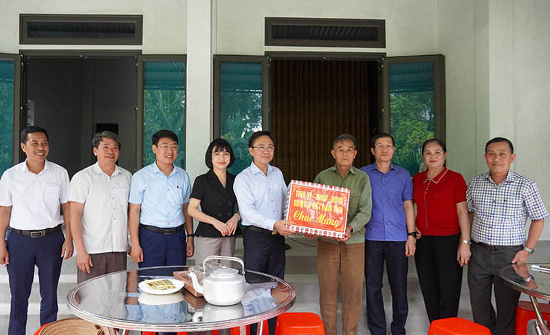 Đồng chí Phó Chủ tịch UBND tỉnh Hoàng Xuân Tân thăm, tặng quà ông Hoàng Đức Thuận, thôn Vĩnh Thọ, xã Phù Cảnh, Quảng Trạch.