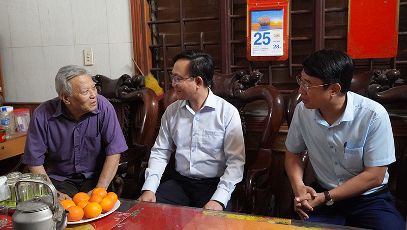 Đồng chí Phó Chủ tịch UBND tỉnh Hoàng Xuân Tân ân cần thăm hỏi gia đình thương binh Phan Đình Các.