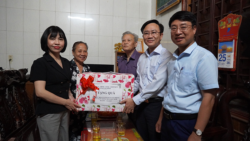 Đồng chí Phó Chủ tịch UBND tỉnh Hoàng Xuân Tân thăm, tặng quà gia đình thương binh Phan Đình Các, thôn Tân Phú, xã Quảng Phú, Quảng Trạch.
