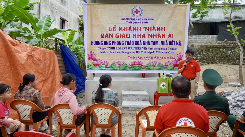 Lãnh đạo Hội Chữ thập đỏ tỉnh phát biểu tại buổi lễ.