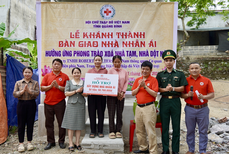 Lãnh đạo Hội Chữ thập đỏ tỉnh trao biển tượng trưng hỗ trợ cho gia đình bà Trần Thị Thanh.