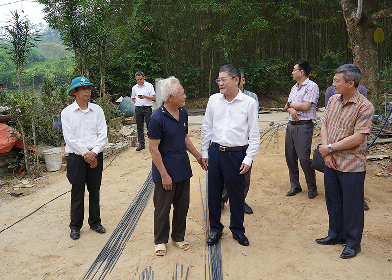 Đồng chí Phó Chủ tịch UBND tỉnh kiểm tra việc làm nhà ở cho ông Hà Huy Điệt.
