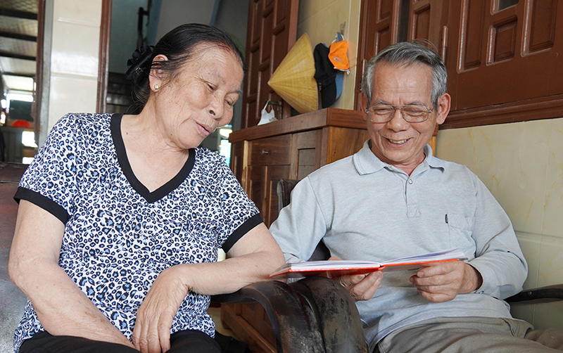 Bà Phạm Thị Ngạnh cùng người chồng thương binh ôn lại kỷ niệm thời hoa lửa.
