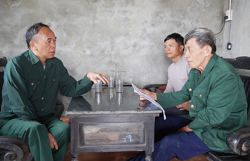 Ông Nguyễn Xuân Tề (bên phải) tự hào kể về những ngày tháng tham gia Chiến dịch Hồ Chí Minh lịch sử.