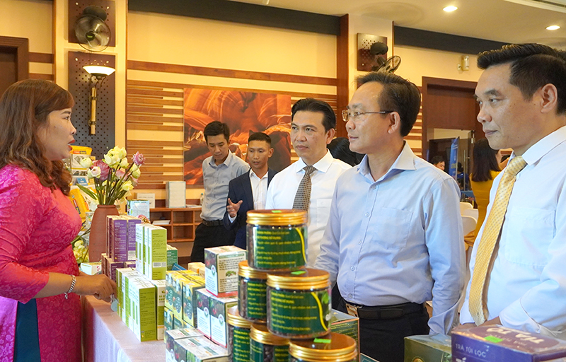 Lãnh đạo tỉnh tham quan gian hàng tại lễ trao giải cuộc thi “Khởi nghiệp đổi mới sáng tạo” lần thứ 3 năm 2024.