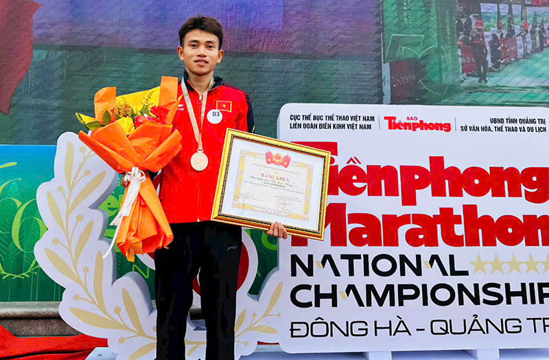 Vận động viên Mai Quí Phong giành huy chương đồng tại giải Tiền Phong Marathon lần thứ 66 năm 2025.