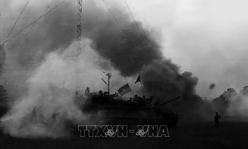 Các đơn vị bộ binh và xe tăng tiến vào Sài Gòn trên xa lộ Biên Hòa. Ảnh: Hứa Kiểm/TTXVN