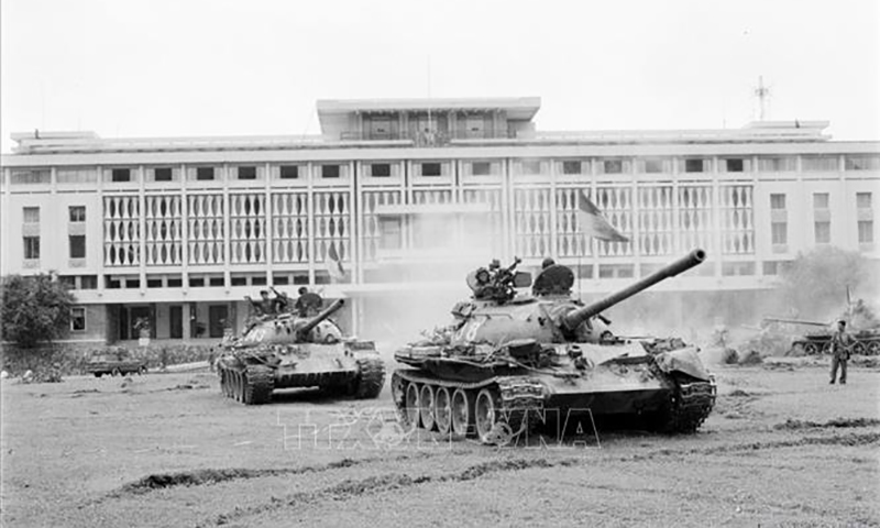 Sáng 30/4/1975, từ khắp mọi hướng, hàng trăm xe tăng, xe thiết giáp cùng bộ binh đồng loạt thẳng tiến Phủ Tổng thống Ngụy quyền Sài Gòn, giải phóng Sài Gòn. Ảnh: Hứa Kiểm/ TTXVN