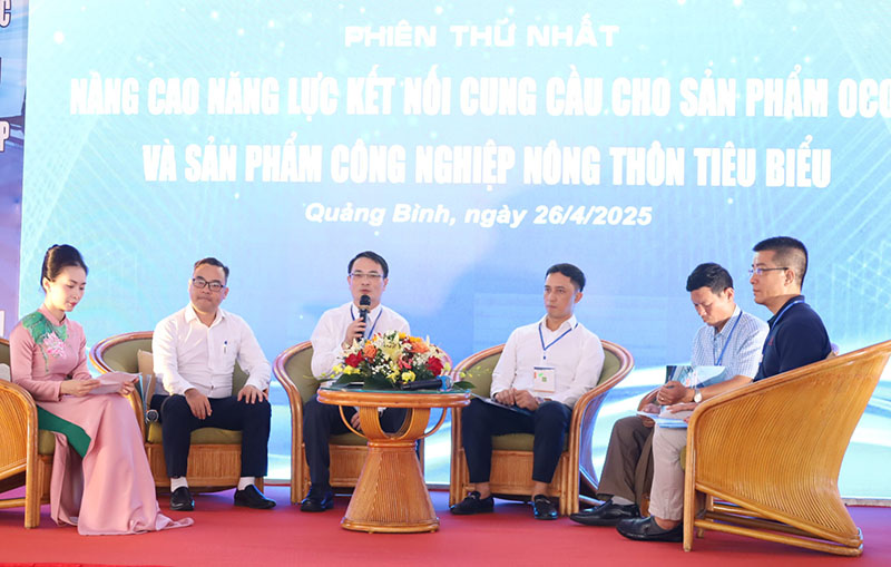 Đại diện lãnh đạo các sở, ngành, đơn vị thảo luận chủ đề nâng cao năng lực kết nối cung cầu cho sản phẩm.  