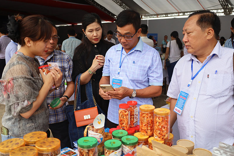 Các doanh nghiệp, cơ sở sản xuất giao lưu, kết nối tìm đầu ra ổn định và bền vững cho sản phẩm.