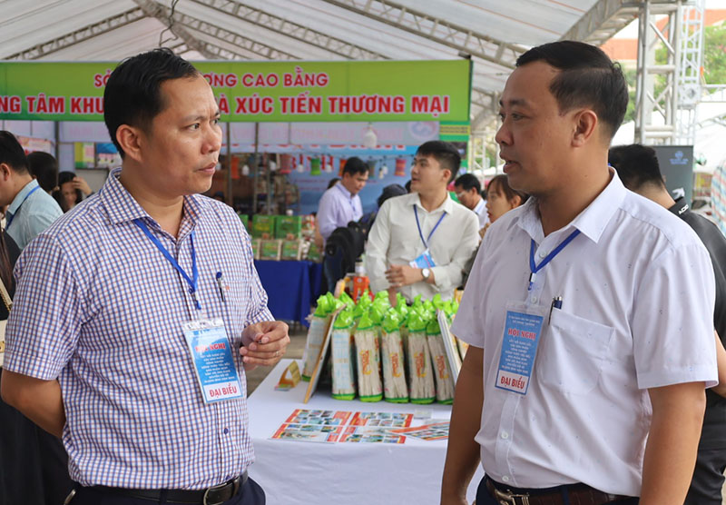 Các doanh nghiệp, cơ sở sản xuất giao lưu, kết nối tìm đầu ra ổn định và bền vững cho sản phẩm.