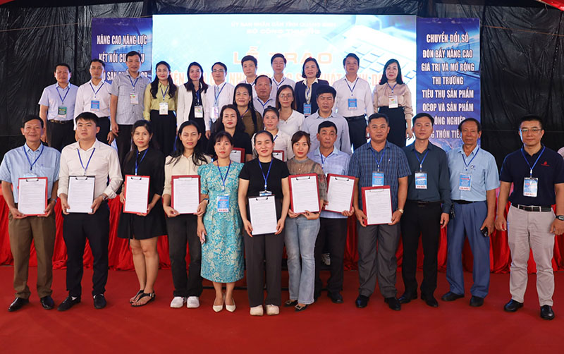 Các đại biểu chụp ảnh lưu niệm với các doanh nghiệp, cơ sở sản xuất, nhà phân phối.
