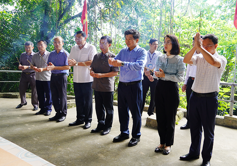 Các thành viên trong đoàn công tác dâng hương tại khu Khu Di tích lịch sử cấp Quốc gia hang Lèn Hà.