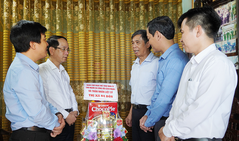 Đồng chí Bí thư Thị ủy Ba Đồn hỏi thăm gia đình ông Phạm Đình Dẻng.