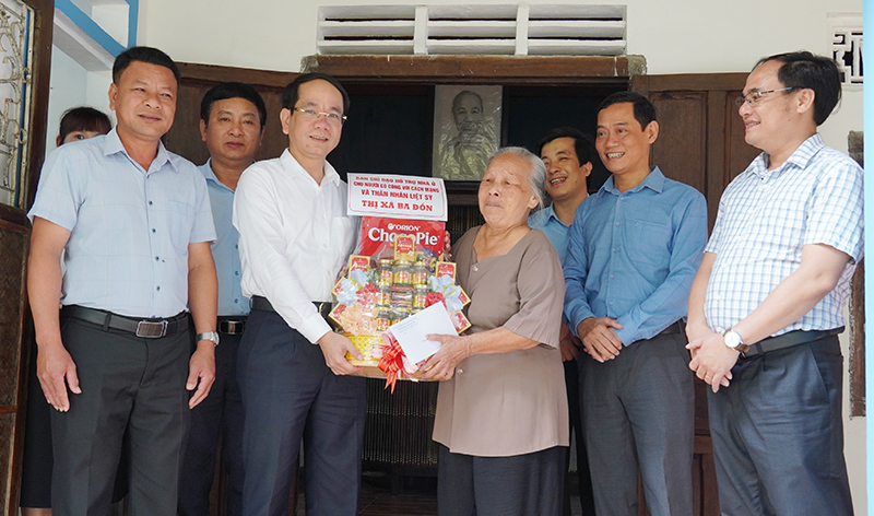 Tặng quà cho thương binh Lê Thị Quẹ.