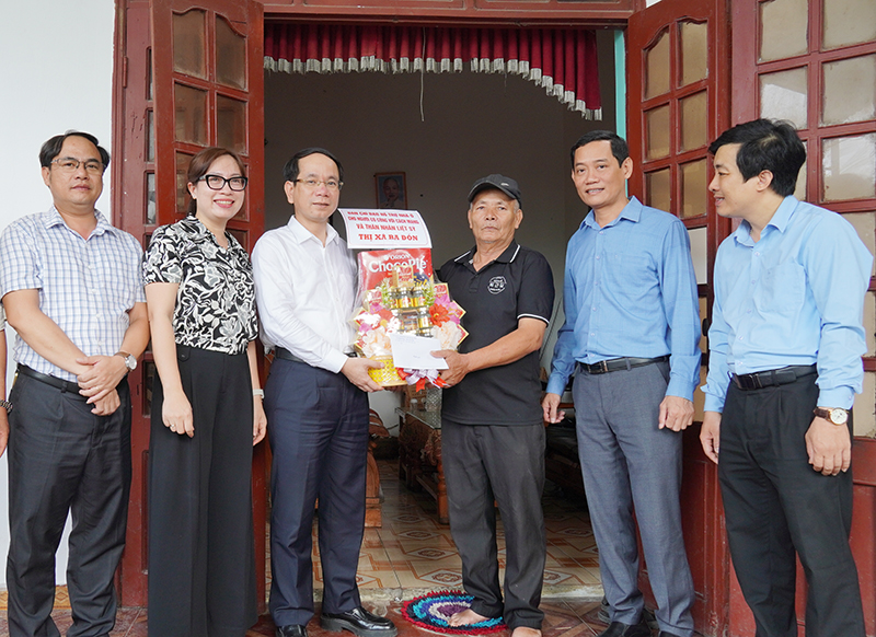 Tặng quà cho thương binh Trần Đình Phú.