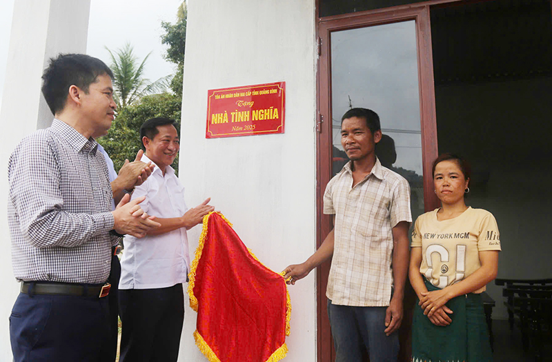 Đồng chí Nguyễn Hữu Tuyến, Tỉnh ủy viên, Chánh án Tòa án nhân dân tỉnh và lãnh đạo huyện Lệ Thủy mở biển, bàn giao công trình.