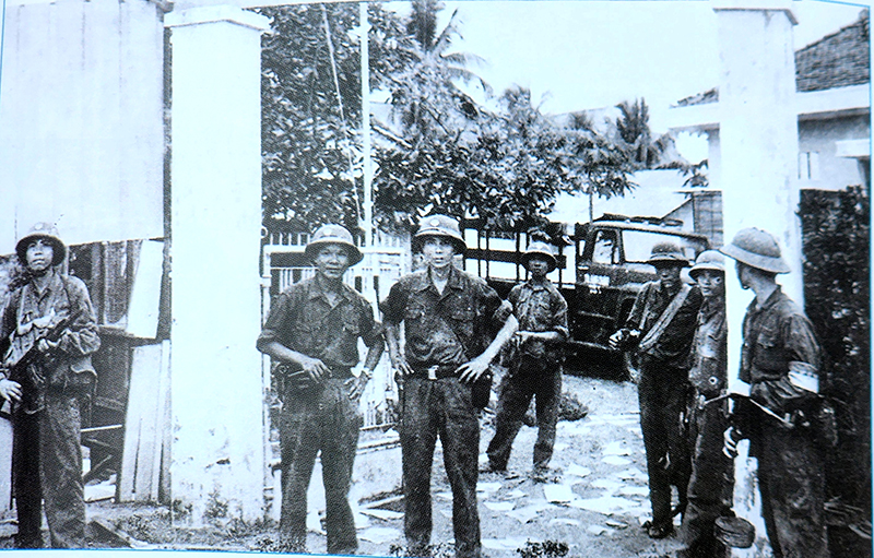 Cán bộ, chiến sĩ E101, F325 đánh chiếm Tòa Hành chính quận 9 trưa ngày 30/4/1975 trong chiến dịch Hồ Chí Minh lịch sử.