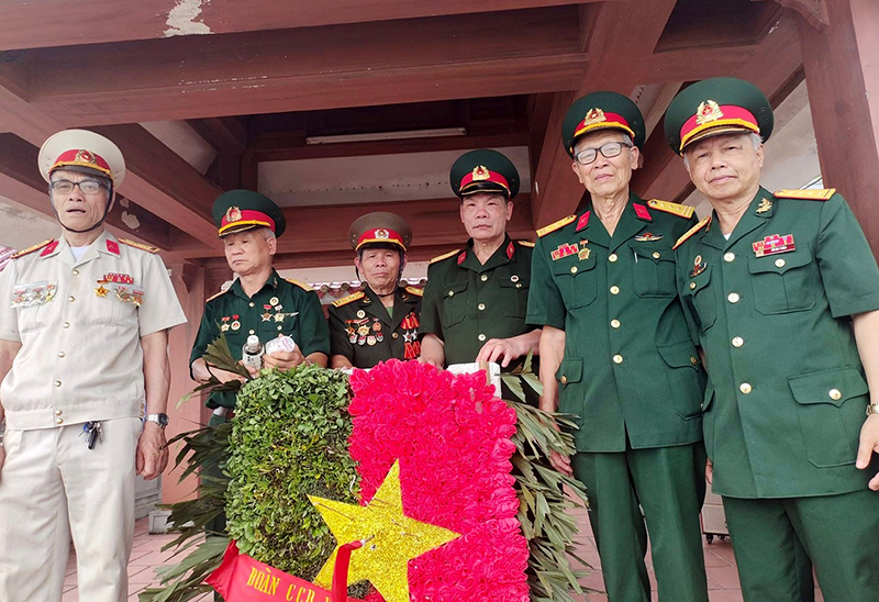 Chuẩn bị thả hoa trên dòng Thạch Hãn tưởng nhớ đồng đội.