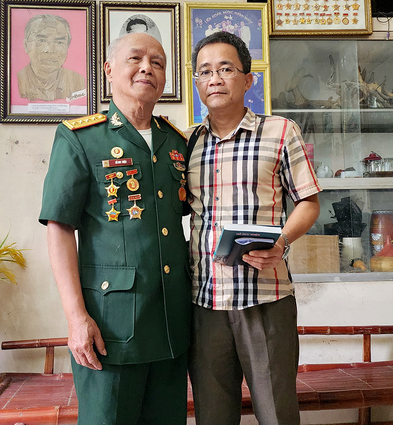 Tác giả và CCB Hồ Duy Thiện.