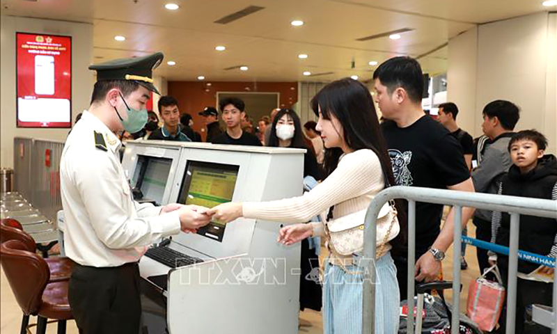 Kiểm tra an ninh trước khi vào khu vực chờ lên máy bay tại sân bay quốc tế Nội Bài. Ảnh: Quốc Khánh/TTXVN