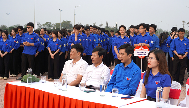 Đại biểu và các lực lượng tham gia lễ ra quân.