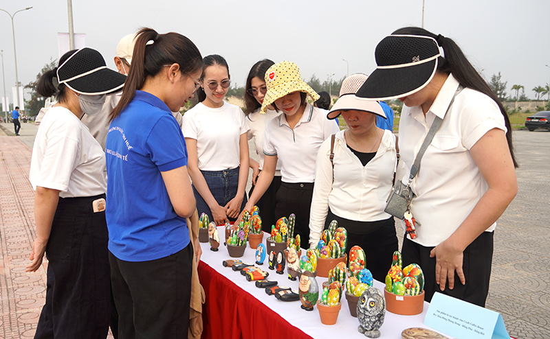 Các đại biểu tham quan góc trưng bày ảnh, tranh tái chế từ vỏ ốc, quả thông…