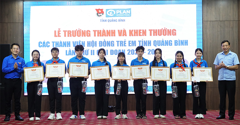 Đại diện lãnh đạo Sở Y tế, Hội đồng Đội tỉnh khen thưởng cho các thành viên có nhiều đóng góp trong hoạt động của Hội đồng trẻ em tỉnh năm học 2024-2025.
