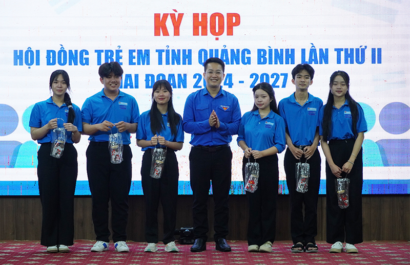 Tặng quà cho các thành viên không tiếp tục tham gia Hội đồng trẻ em tỉnh.