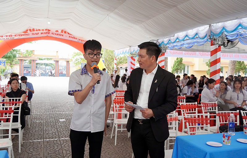 Học sinh mạnh dạn bày tỏ những thắc mắc liên quan đến việc lựa chọn nghề nghiệp tương lai.