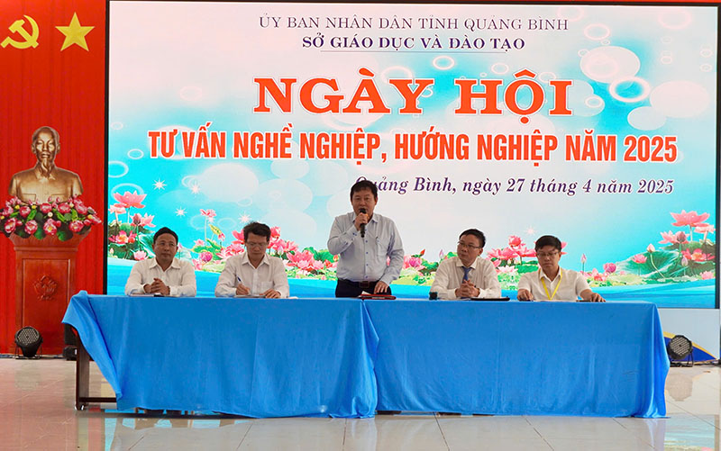 Ban tư vấn giải đáp những thắc mắc của học sinh liên quan đến định hướng nghề nghiệp.