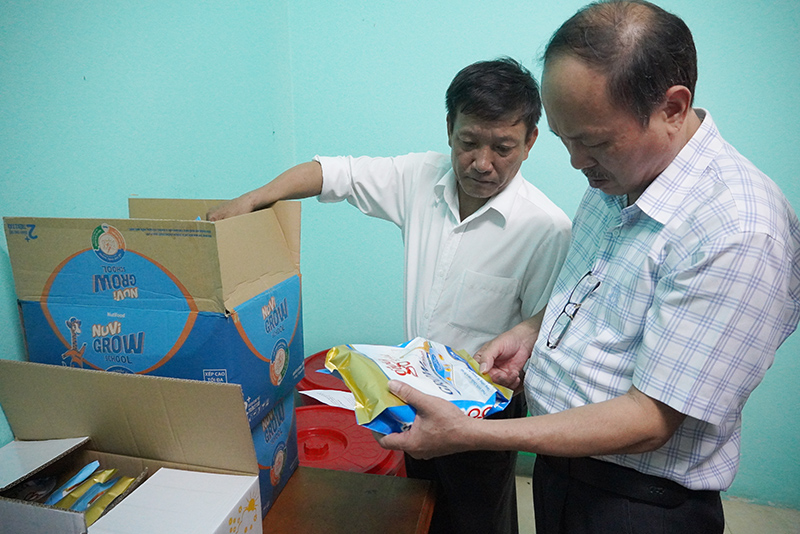 Đoàn kiểm tra chất lượng sản phẩm sữa được sử dụng tại Trường mầm non Đức Ninh Đông (TP. Đồng Hới).