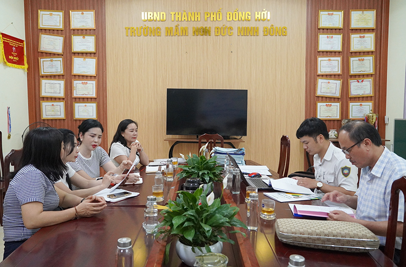 Kiểm tra, rà soát hồ sơ giấy tờ liên quan đến ATTP tại bếp ăn tập thể.