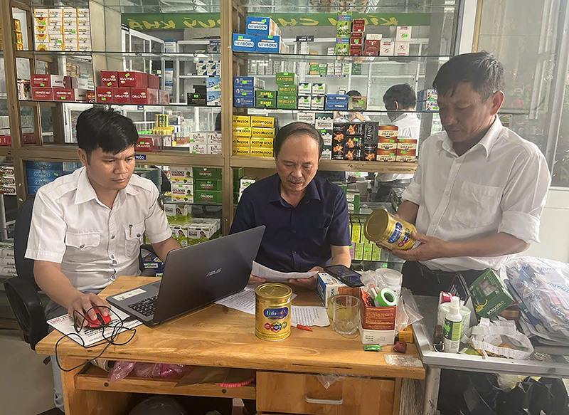 Đoàn kiểm tra mặt hàng sữa được bày bán tại các quầy thuốc trên địa bàn.