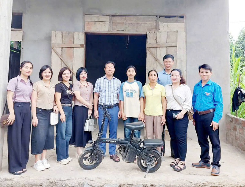 Ban Giám hiệu Trường THPT Tuyên Hóa tặng quà, động viên học sinh có hoàn cảnh khó khăn.