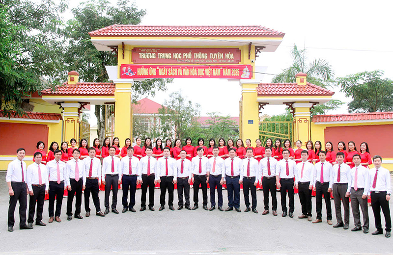 Tập thể cán bộ, giáo viên, nhân viên Trường THPT Tuyên Hóa hôm nay.