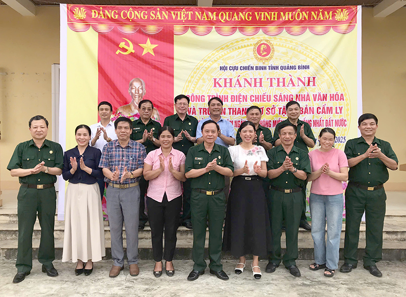 Hội Cựu chiến binh tỉnh trao tặng công trình “Điện chiếu sáng nhà văn hóa và truyền thanh cơ sở” tại bản Cẩm Ly, xã Ngân Thủy (Lệ Thủy), hoạt động chào mừng kỷ niệm 50 năm Ngày giải phóng miền Nam, thống nhất đất nước.