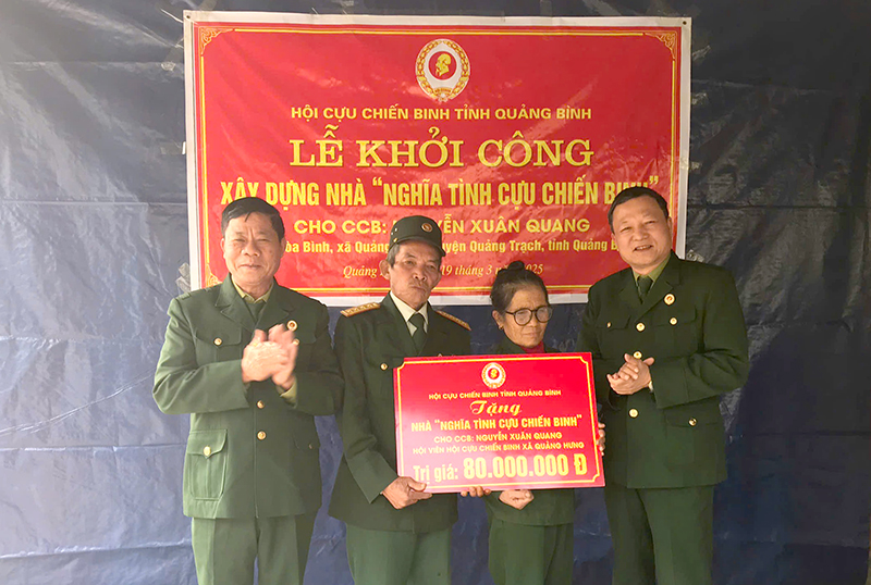 Hội Cựu chiến binh tỉnh trao biểu trưng hỗ trợ xây nhà cho hội viên cựu chiến binh ở huyện Quảng Trạch.