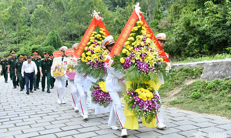  Đoàn công tác Quân ủy Trung ương, Bộ Quốc phòng dâng hoa, dâng hương tri ân Đại tướng Võ Nguyên Giáp.